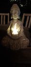 Buddha szobor - szolárlámpa - 19 cm - melegfehér LED gyertyával