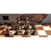 Sakk-készlet ZOOCEN - 30x30 cm-es fa tábla, szürke- és vörös-bronz figurákkal