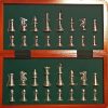 Sakk-készlet ZOOCEN - 30x30 cm-es fa tábla, szürke- és vörös-bronz figurákkal