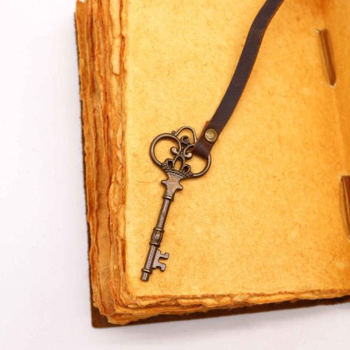 Bőrkötésű kézműves notesz szíjjal és kulccsal - 13x18 cm