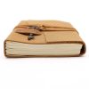 Bőrkötésű kézműves notesz szíjjal és kulccsal - 13x18 cm